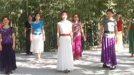 北京紫竹院公园杜老师舞团，白裙子晓红领舞，跳的太迷人了