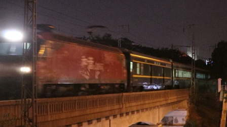 HXD3D牵引Z162次（昆明-北京西站）开出武昌站通过黄鹤楼