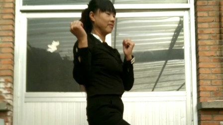 点击观看《妇女健身舞蹈视频 永东广场舞水蓝蓝》