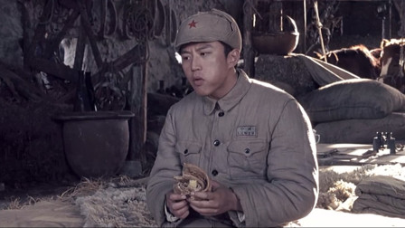 集结号：超哥狼吞虎咽吃烙饼，老兵都忍不住嘲笑：饿死鬼托生