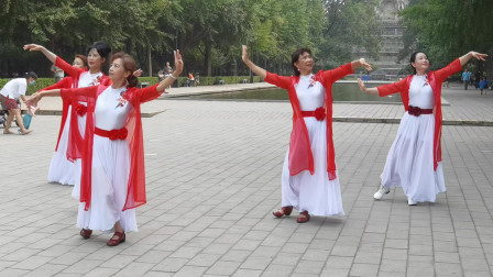 北京紫竹院公园杜老师舞团，白裙子红披风老师翩翩起舞，美极了