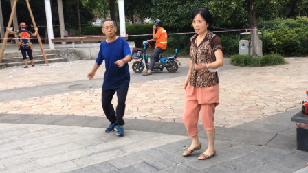 68岁大爷带阿姨跳鬼步舞，大爷跳得可带劲了，健身又快乐