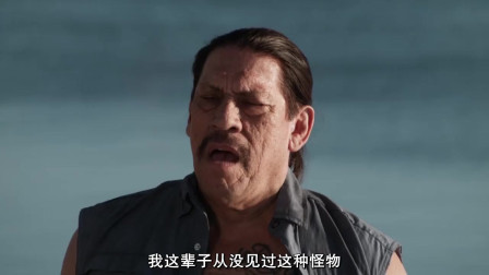影视推荐：大叔被三头鲨撕咬，尸体碎成了渣，这场面太残忍了