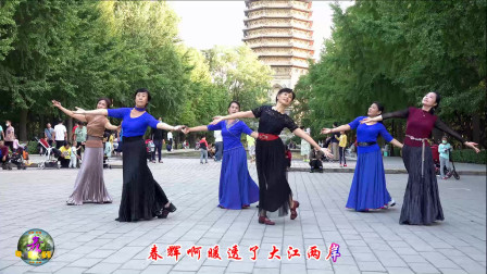 玲珑广场舞《春天的故事》，亚南老师领舞，跳得越来越美！