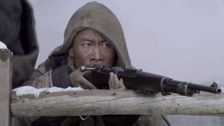 土匪来势汹汹，解放军一边打一边保护村民，作战艰难！