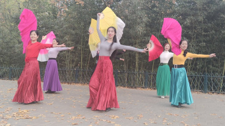 广场舞《太湖美》真的是景美舞美人更美，紫竹院杜老师舞蹈队