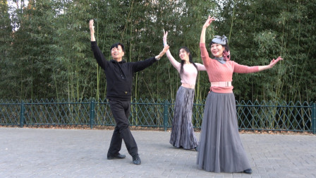 紫竹院广场舞《春天的故事》歌曲好听，舞步优美好看