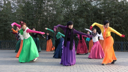 紫竹院广场舞《吉祥藏历年》杜老师领舞，动作专业好看