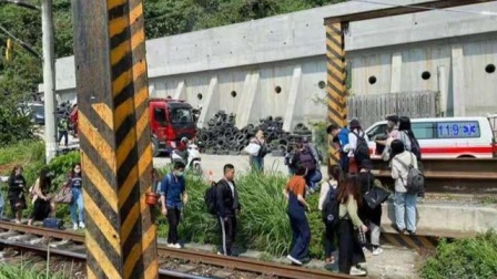 台官方确认列车出轨事故致50人死亡