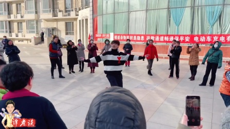 刘福洋在广场上跳《玛尼情歌》，广场舞大妈纷纷点赞，说太美了！