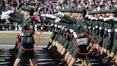 日本女兵都会背着一个小挎包，里面到底装了什么常用的东西？