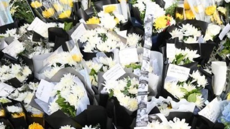 悼念袁老的鲜花装满了32辆卡车，追悼卡片去了四个地方