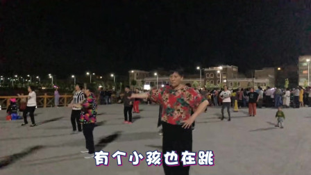 美女自驾游：维吾尔族同胞也跳广场舞？80岁老大爷跳的最嗨
