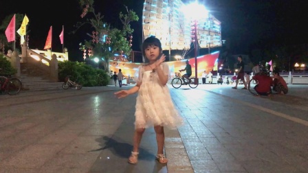 4岁小姑娘跳广场舞《你莫走》有模有样，谁看谁爱！