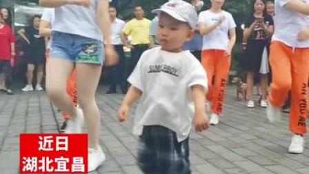 宜昌快3岁的 #萌娃跳 #广场舞有模有样 妈妈：孩子看着看着就会跳了@大象新闻@河南广播电视台民生频道