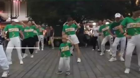 近日，湖北宜昌。一位2岁多的小男孩每天都会去跳广场舞，并且能精准踩到音乐节点，有模有样的，非常娴熟。