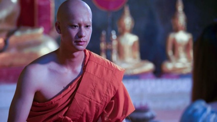 看看泰国僧人的地位，这是开启了被动隐身技能啊？