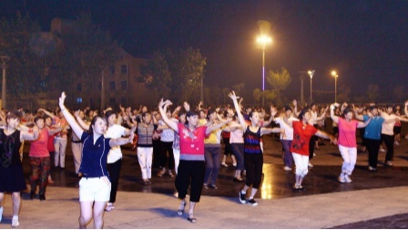 南京一公园市民无防护跳广场舞？街道办回应