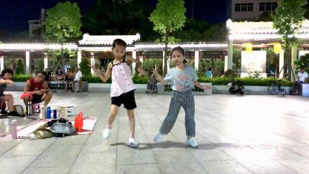 小姐妹俩跳《广场舞》帅酷霸气，活力四射，嗨翻全场