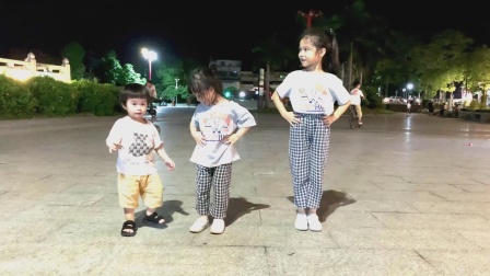 3小孩跳广场舞，天真无邪真可爱，那个最小萌娃还不到两岁