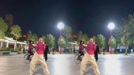 两女子跳广场舞《爱情错觉》动感流畅神同步，难道是双胞胎