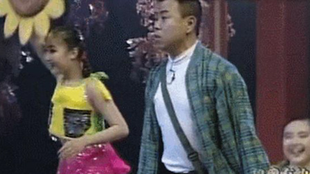 潘长江25年前的春晚，谁注意过他身边跳舞的丫头，如今家喻户晓