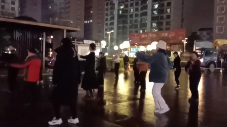 两大学生美妹（白鞋与白裤）寒假期间经过广场跟着大妈跳广场舞