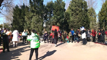 北京嘉河公园东方红艺术团歌伴舞《好日子，》歌友们连唱带跳，这里成了欢乐的海洋！大家跳吧！唱吧！尽情享受盛世韶华！抒发着自己爱祖国，爱生活欢乐的心情。