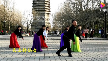北京紫竹苑的小纪老师（原来小纪老师是摄影老师，自从苏科老师去紫竹苑教舞后，小纪老师开始改学习跳舞了）和玲珑广场舞蹈队的美女们合跳一曲《天上的仙女》