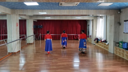 学员展演曲目蒙古舞:《醉乡》展演者:英兰、青健、杨梅等
