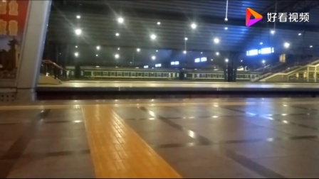 SS8牵引刷红25G列车K7751出北京站