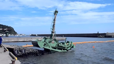 第X个想法：不可思议的科技 日本发明水陆两用推土机，头顶一根大烟囱，可在水下7米作业