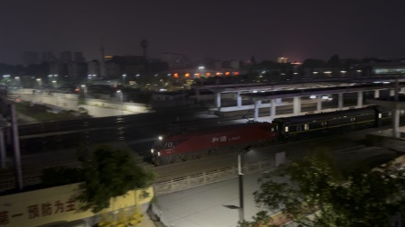 京广线:京局京段HXD3D牵引Z502次通过信阳站