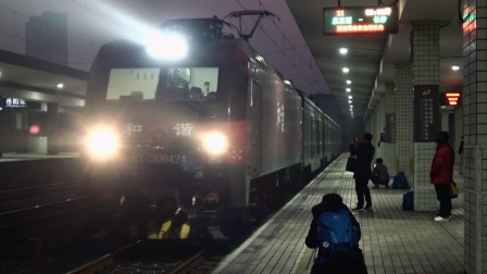 [火车][最终回] Z1次 北京西-长沙 HXD3D+25T 岳阳进站