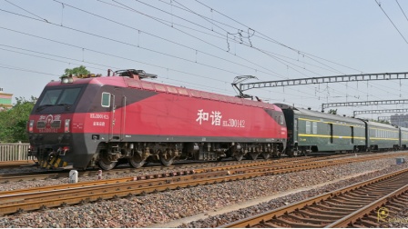 Z54次列车（昆明——北京西）京广线正定站附近通过，京局京段HXD3D 0142牵引（2023/05）