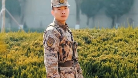用《士兵突击 》片尾的方式，为退伍老兵拍下离队前最后一组镜头