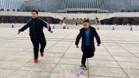 5岁弟弟带哥哥跳鬼步舞减肥，小哥两跳得真带劲，肯定会成功