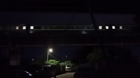 DF11G 0189和DF11G 0148牵引Z111次列车快速通过西江大桥-3