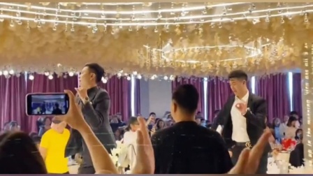 新郎和伴郎伴娘一起跳舞迎接新娘，现场嗨爆了
