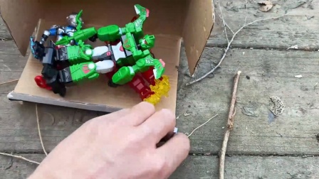 酷爱玩具城 玩具城： 捡到心奇爆龙战车X3积木人盲盒