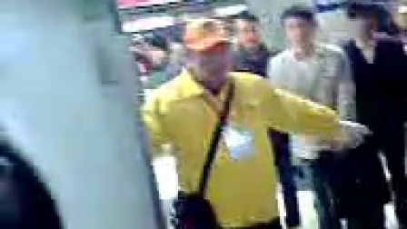 [拍客]北京地铁1号线4日早上门被挤掉