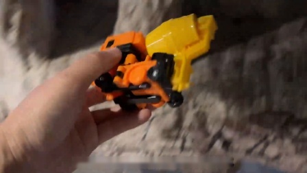 酷爱玩具城 玩具城：捡到心奇爆龙战车X3超帅变形钻地车