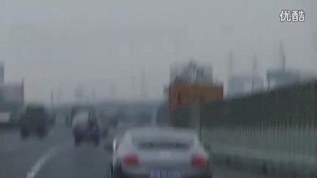 大众途锐4.2L V8京沪高速狂虐宾利欧陆GT，上海沪卓汽车租赁