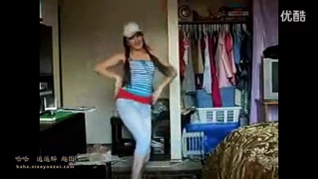 沙特阿拉伯女孩，蓝吊带上衣服牛仔裤，民族特色舞蹈展示_标清