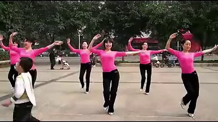 广场舞蹈视频大全 家乡的小河 周思萍广场舞教学