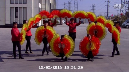 杭头村房京美秧歌队于2016大年初9日扇子舞表演庆贺海宝电动车厂开门大吉