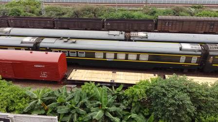 SS9G型电力机车牵引Z201次列车和SS8型电力机车牵引T170次列车相遇