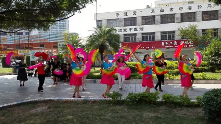 深圳公明街心公园开心一聚广场舞《红红的中国结》