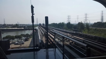 广州地铁4号线低涌站L1与L5型车会车