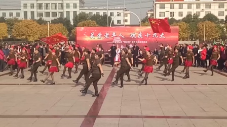 2017年10月27日，定襄梦幻水兵舞蹈队表演的水兵舞《祝酒歌》。 “关爱老年人，欢庆十九大”，2017年重阳节。